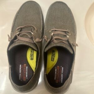 Sketchers wide fit, air cooled, memory foam with arc